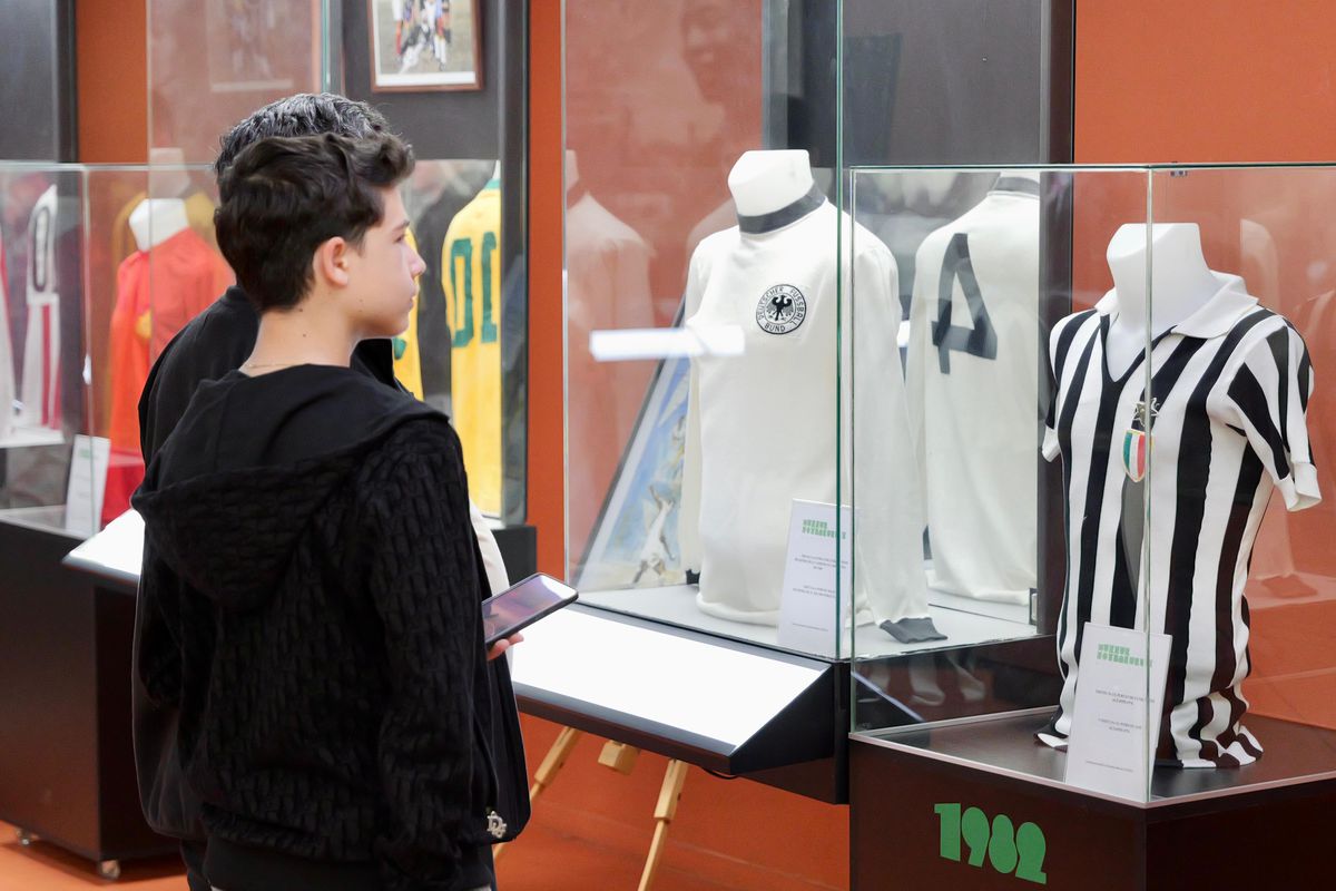 Zi specială la Muzeul Fotbalului: acces gratuit la colecția lui Mircea Lucescu » Au venit primii jucători de la FCSB