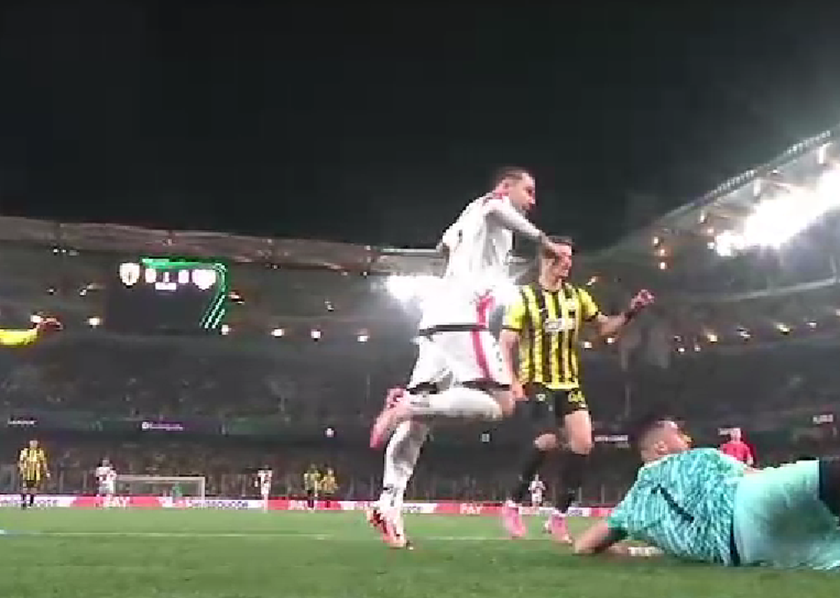 Andrei Rațiu, ocazie monumentală în AEK Atena - Rayo Vallecano