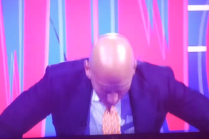 Întrebarea moderatoarei l-a făcut pe Paolo Di Canio să „se dea cu capul de masă” »  Fabio Capello i-a întins imediat un șervețel