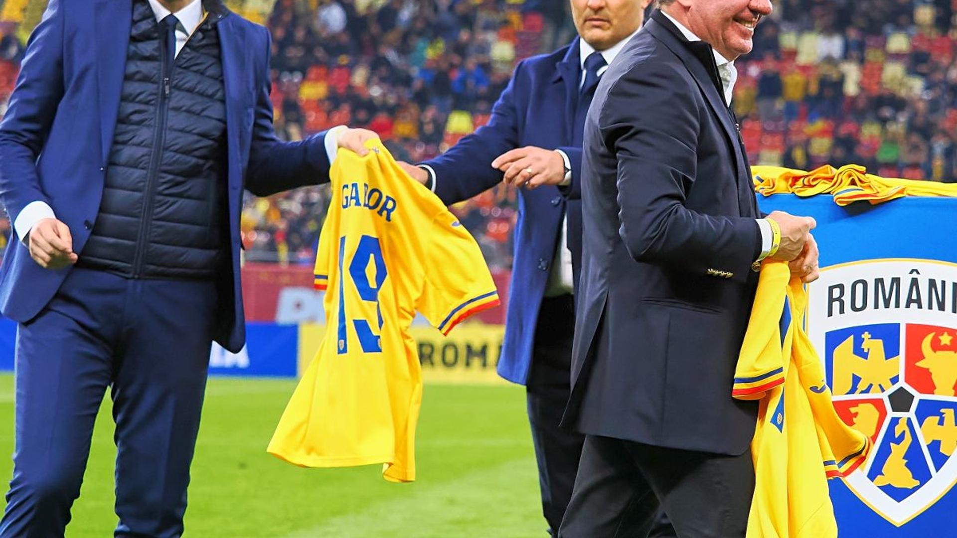 Staff-ul echipei naționale de fotbal prezentat în studioul GSP Live, cu antrenori și specialiști în discuție despre strategii și roluri. | sursa foto: Gazeta Sporturilor