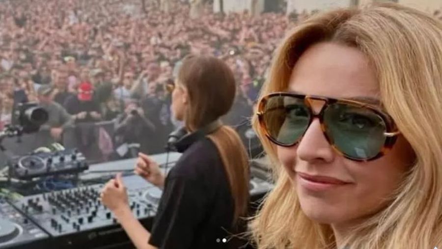 Silvia Salis la rave-ul de pe 11 aprilie. În planul secund sunt oamenii strânși la eveniment și DJ Charlotte de Witte Cine o provoacă pe Giorgia Meloni? O fostă aruncătoare de ciocan de la Jocurile Olimpice, care dă super-petreceri rave