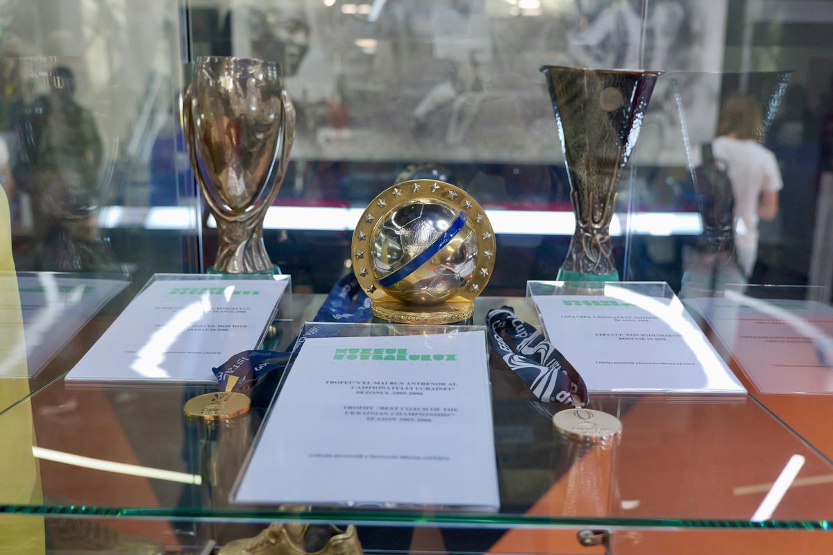 Zi specială la Muzeul Fotbalului: acces gratuit la colecția lui Mircea Lucescu » Au venit primii jucători de la FCSB