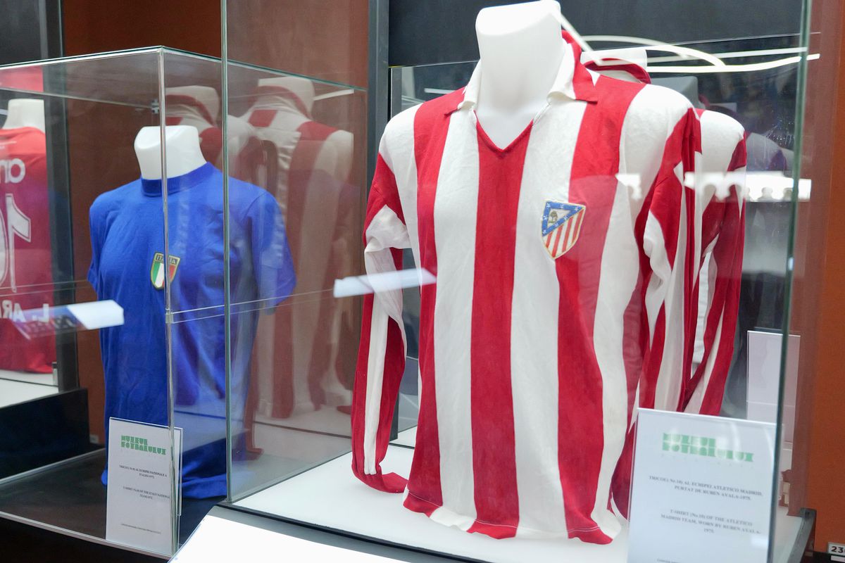 Zi specială la Muzeul Fotbalului: acces gratuit la colecția lui Mircea Lucescu » Au venit primii jucători de la FCSB