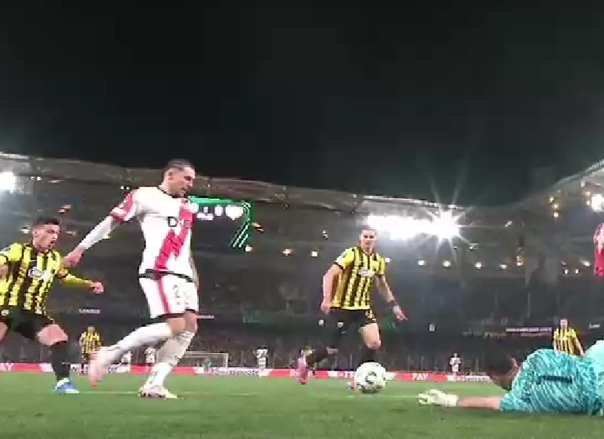 Andrei Rațiu, ocazie monumentală în AEK Atena - Rayo Vallecano