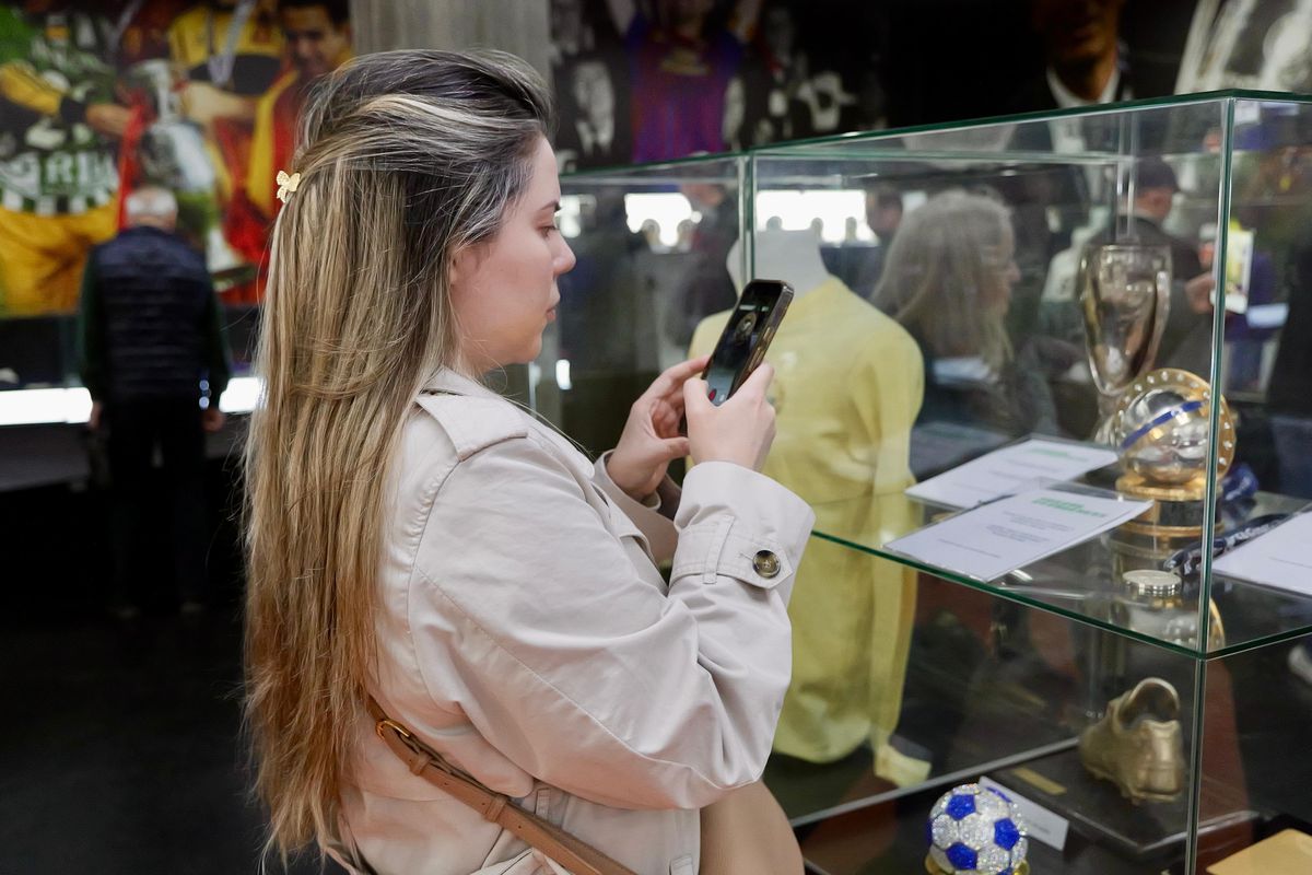 Zi specială la Muzeul Fotbalului: acces gratuit la colecția lui Mircea Lucescu » Au venit primii jucători de la FCSB