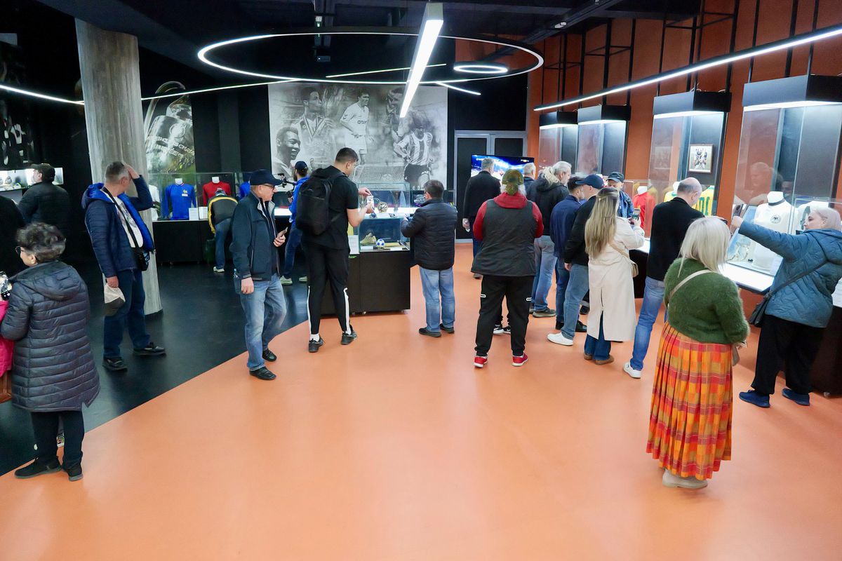 Zi specială la Muzeul Fotbalului: acces gratuit la colecția lui Mircea Lucescu » Au venit primii jucători de la FCSB