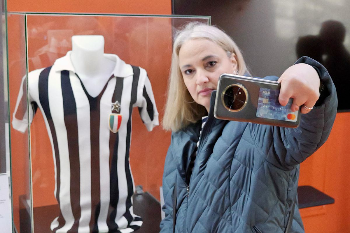 Zi specială la Muzeul Fotbalului: acces gratuit la colecția lui Mircea Lucescu » Au venit primii jucători de la FCSB