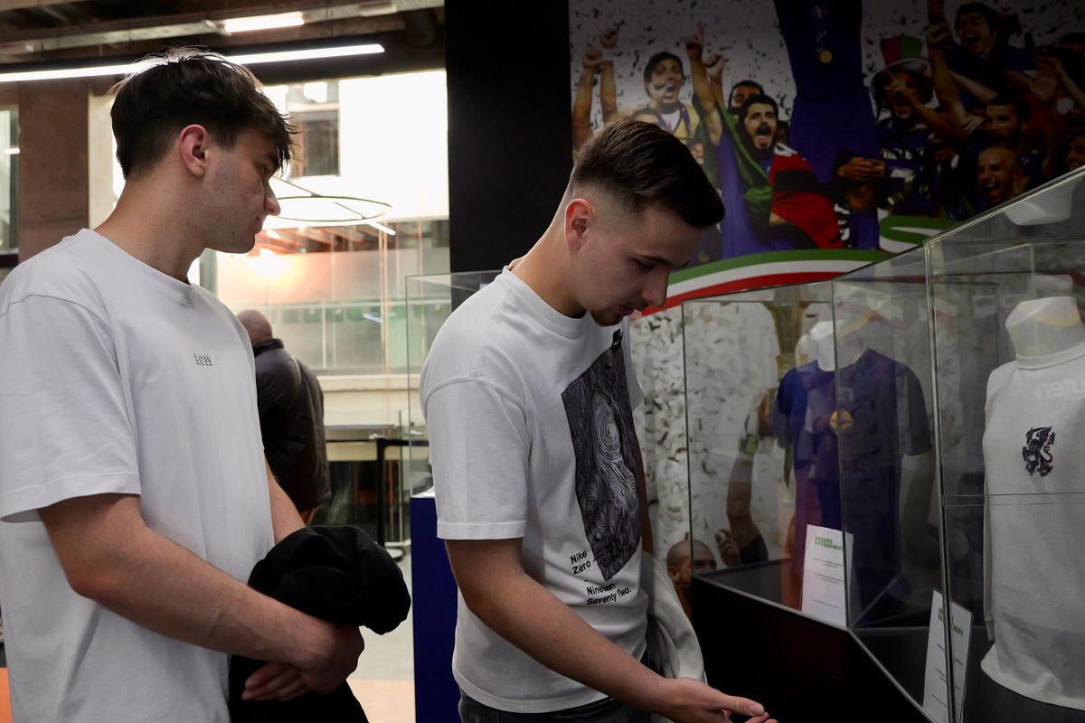 Zi specială la Muzeul Fotbalului: acces gratuit la colecția lui Mircea Lucescu » Au venit primii jucători de la FCSB