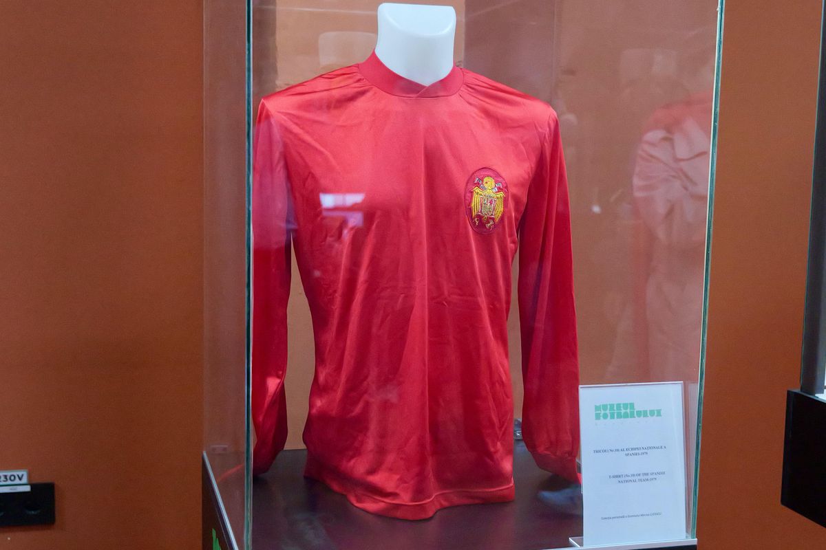 Zi specială la Muzeul Fotbalului: acces gratuit la colecția lui Mircea Lucescu » Au venit primii jucători de la FCSB