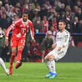 Michael Olise înscrie pentru 4-3, dintre Mendy și Mastantuono / Foto: Imago
