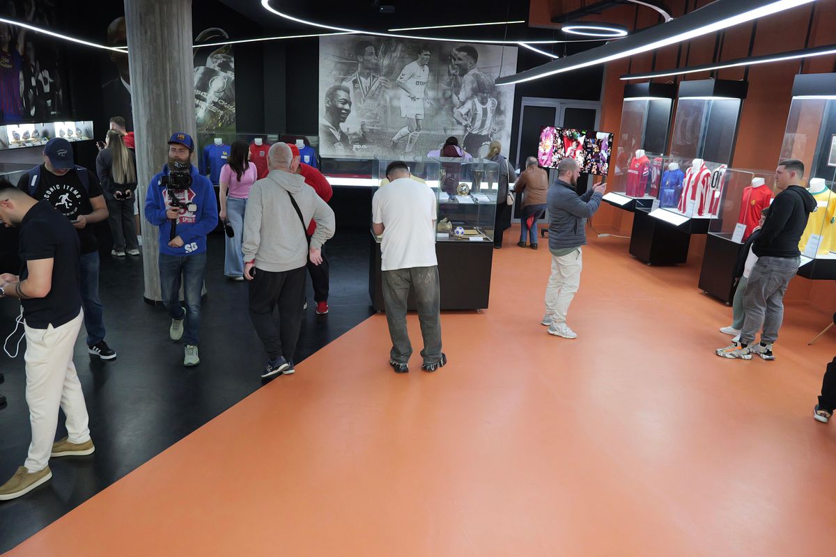 Zi specială la Muzeul Fotbalului: acces gratuit la colecția lui Mircea Lucescu