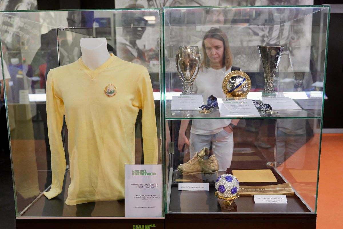 Zi specială la Muzeul Fotbalului: acces gratuit la colecția lui Mircea Lucescu » Au venit primii jucători de la FCSB
