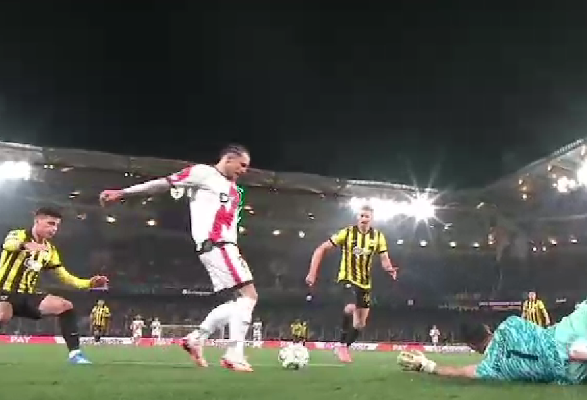 Andrei Rațiu, ocazie monumentală în AEK Atena - Rayo Vallecano