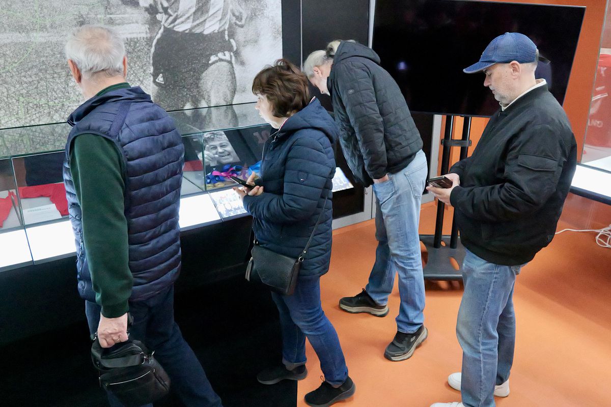 Zi specială la Muzeul Fotbalului: acces gratuit la colecția lui Mircea Lucescu » Au venit primii jucători de la FCSB