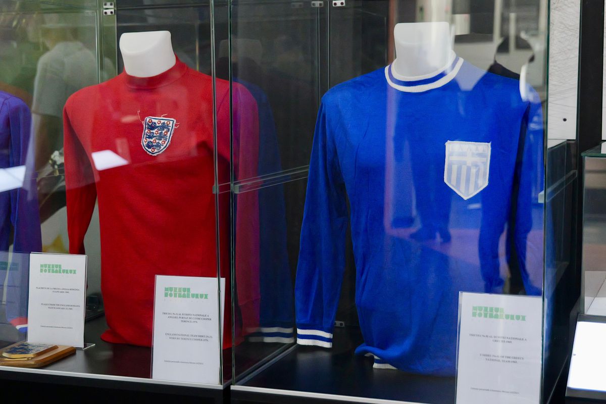 Zi specială la Muzeul Fotbalului: acces gratuit la colecția lui Mircea Lucescu » Au venit primii jucători de la FCSB