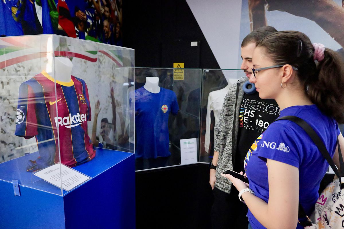 Zi specială la Muzeul Fotbalului: acces gratuit la colecția lui Mircea Lucescu » Au venit primii jucători de la FCSB