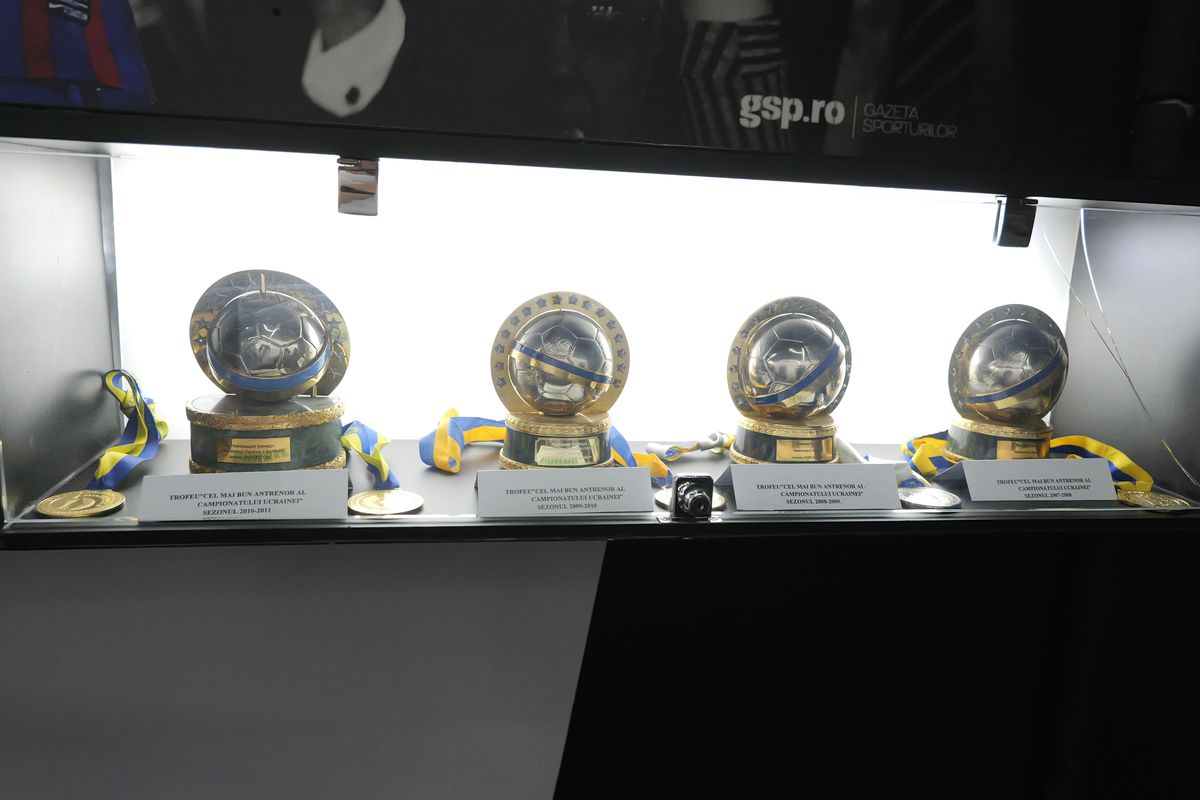 Zi specială la Muzeul Fotbalului: acces gratuit la colecția lui Mircea Lucescu » Au venit primii jucători de la FCSB