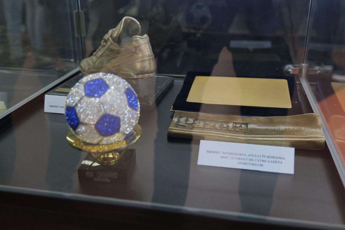 Zi specială la Muzeul Fotbalului: acces gratuit la colecția lui Mircea Lucescu » Au venit primii jucători de la FCSB