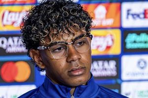 Un detaliu a devenit viral online: cât costă ochelarii cu care Lamine Yamal s-a afișat în Champions League