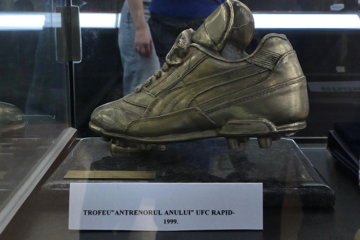 Zi specială la Muzeul Fotbalului: acces gratuit la colecția lui Mircea Lucescu