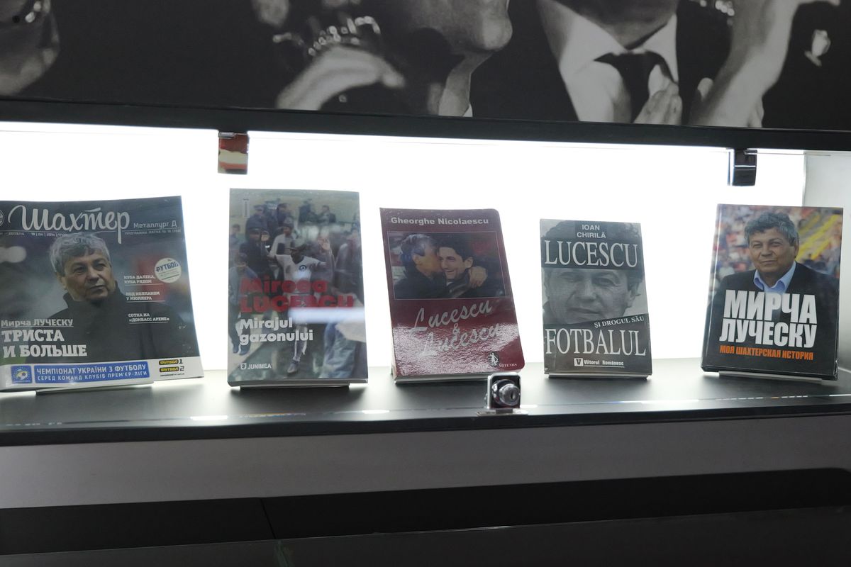 Zi specială la Muzeul Fotbalului: acces gratuit la colecția lui Mircea Lucescu » Au venit primii jucători de la FCSB