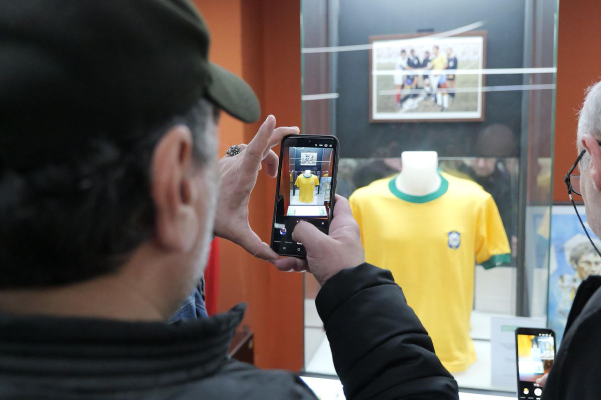 Zi specială la Muzeul Fotbalului: acces gratuit la colecția lui Mircea Lucescu » Au venit primii jucători de la FCSB