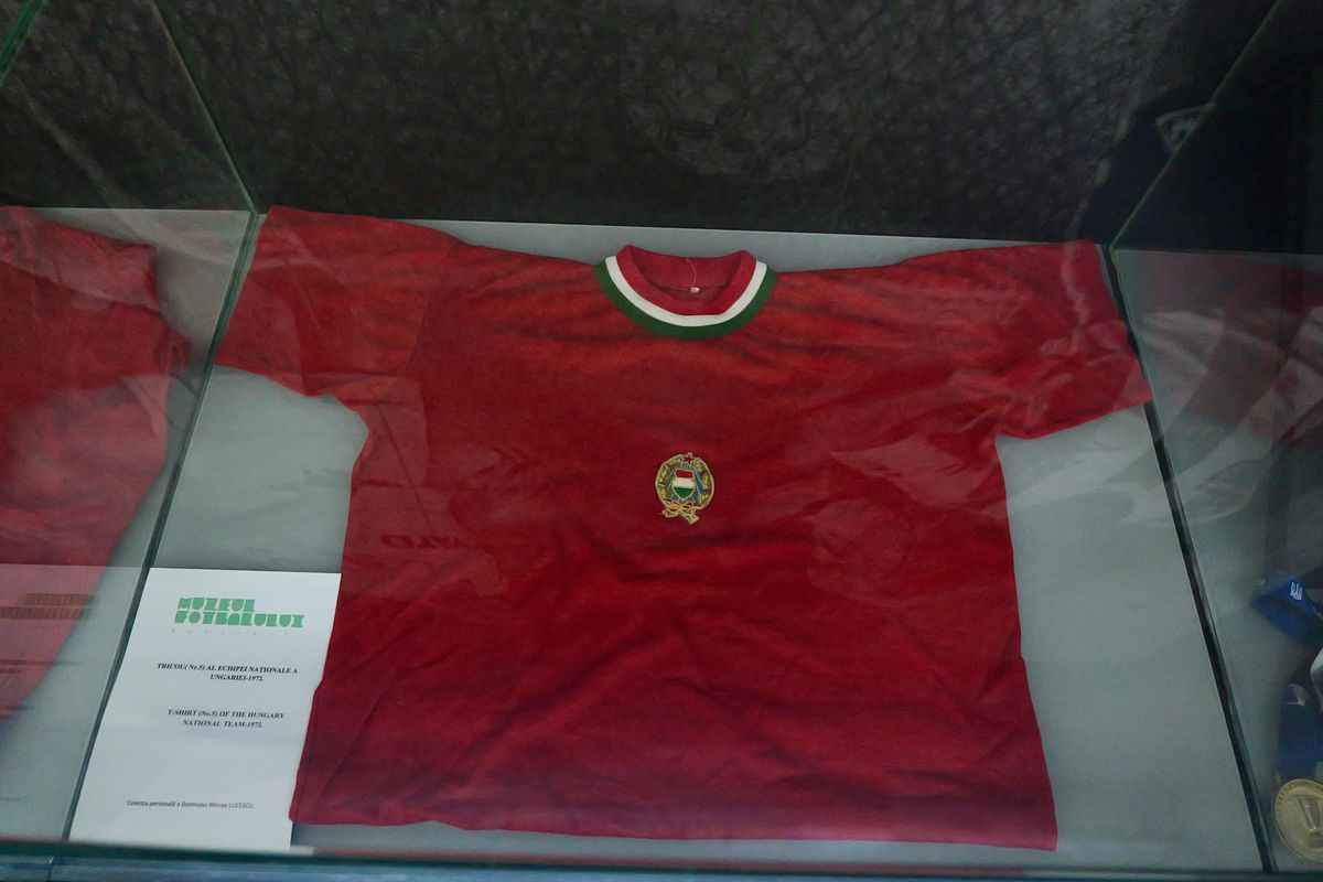 Zi specială la Muzeul Fotbalului: acces gratuit la colecția lui Mircea Lucescu » Au venit primii jucători de la FCSB