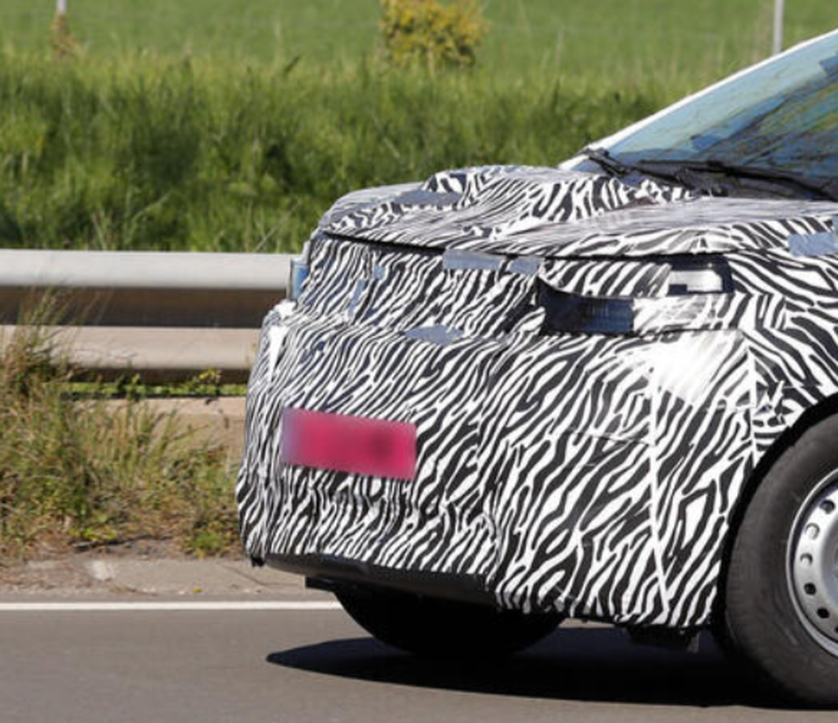 Primele imagini: noua Dacia Evader a fost surprinsă astăzi pe stradă!