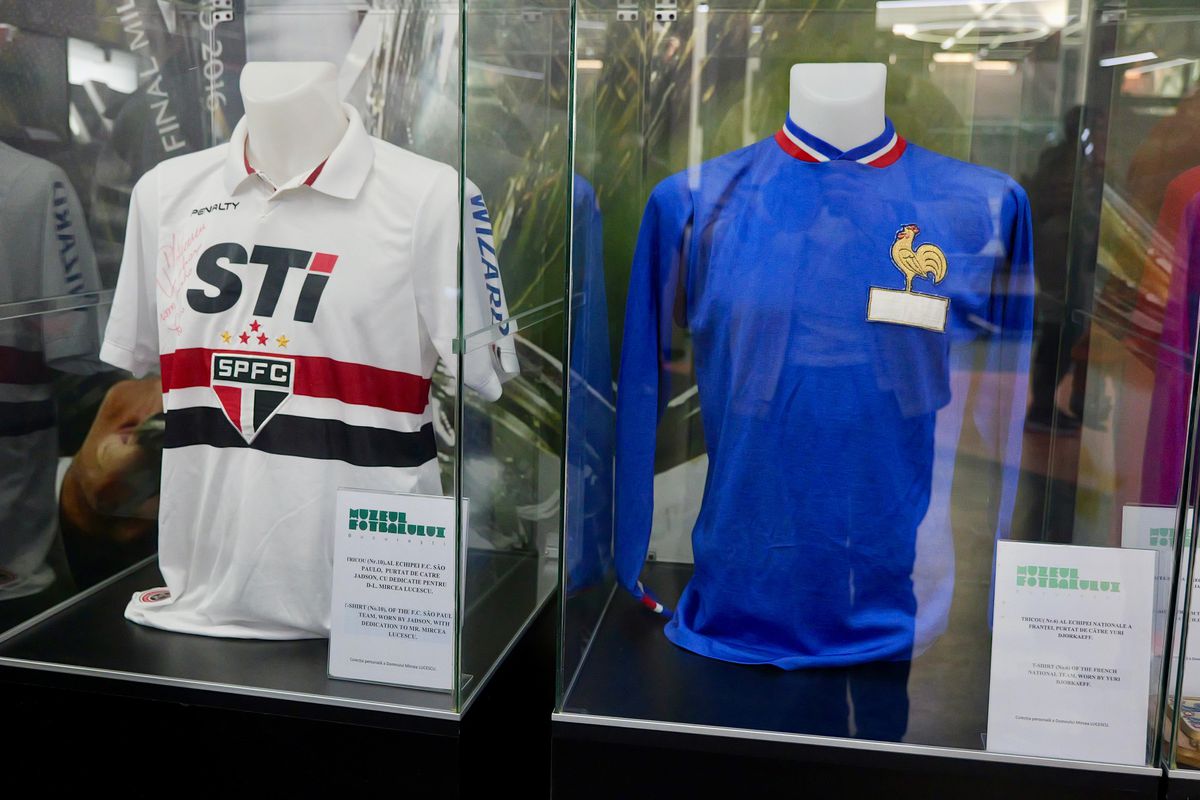 Zi specială la Muzeul Fotbalului: acces gratuit la colecția lui Mircea Lucescu » Au venit primii jucători de la FCSB