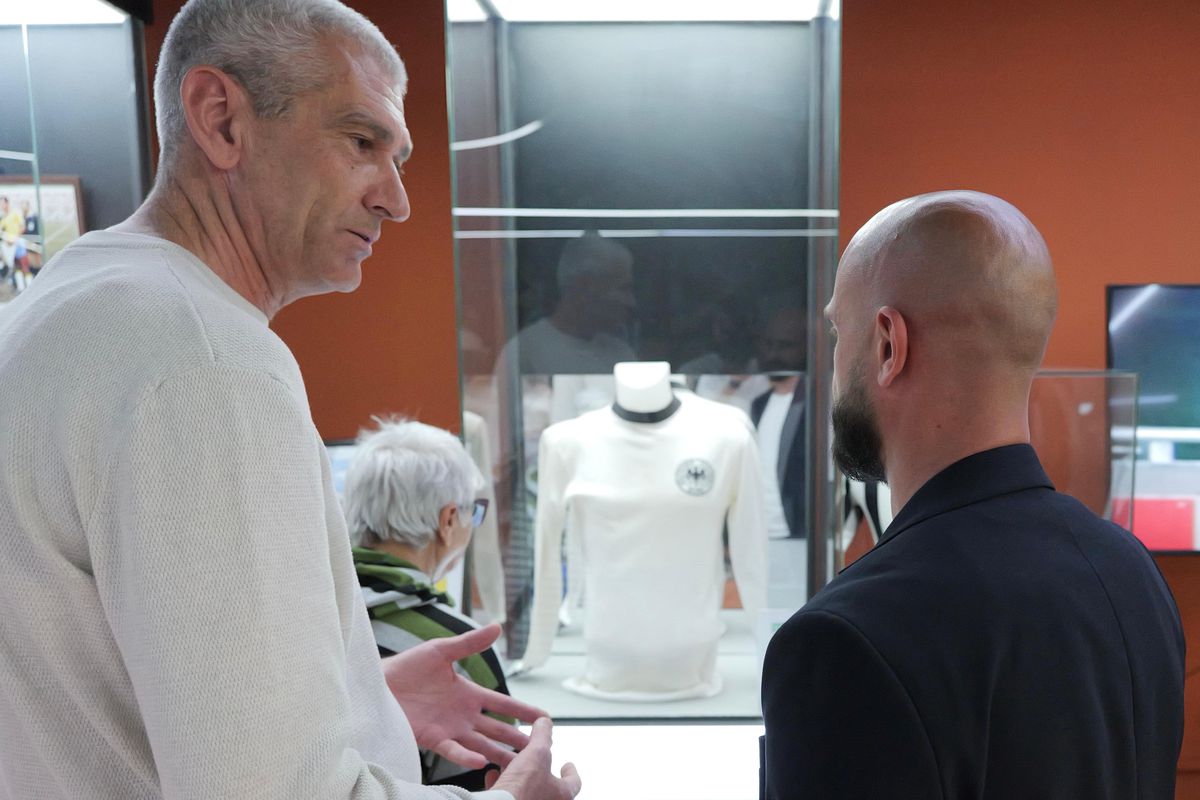 Personalitățile prezente la Muzeul Fotbalului, colecția lui Mircea Lucescu