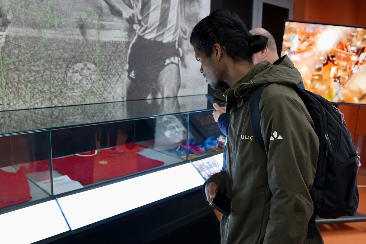 Zi specială la Muzeul Fotbalului: acces gratuit la colecția lui Mircea Lucescu » Au venit primii jucători de la FCSB