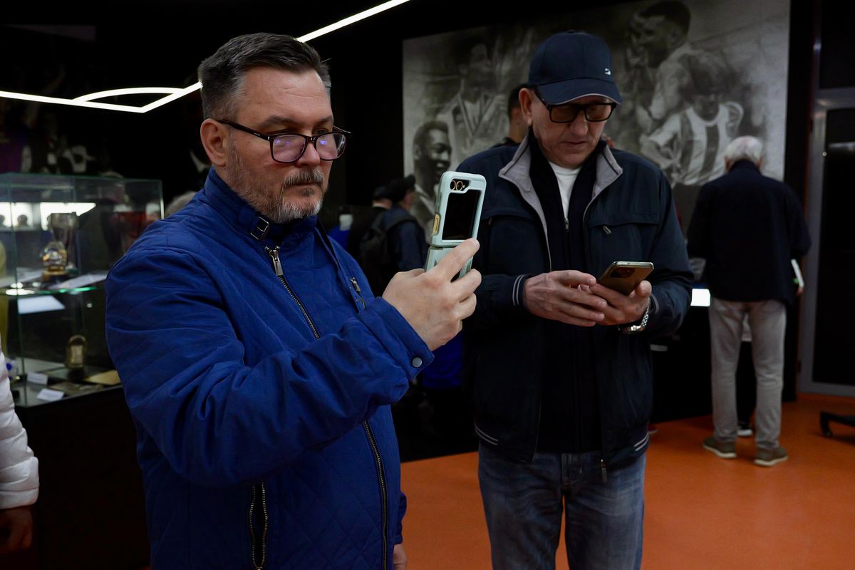 Zi specială la Muzeul Fotbalului: acces gratuit la colecția lui Mircea Lucescu » Au venit primii jucători de la FCSB