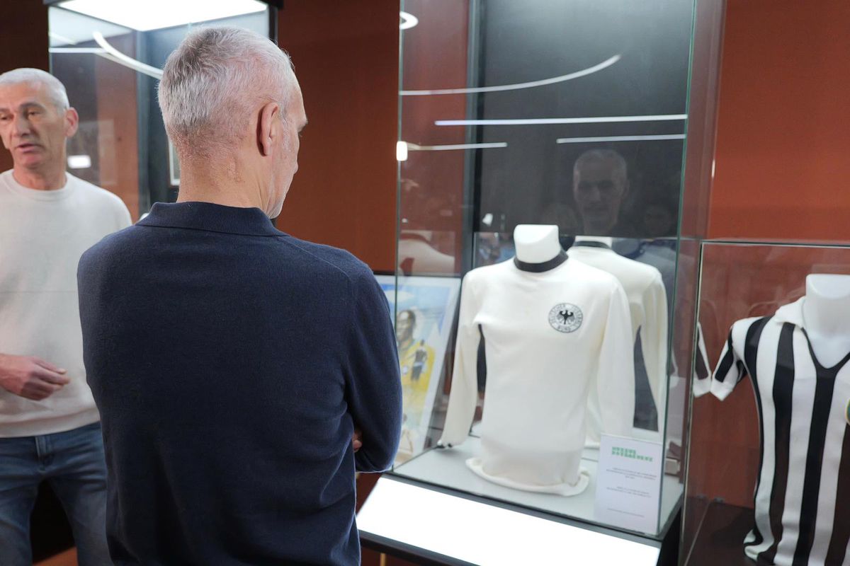 Personalitățile prezente la Muzeul Fotbalului, colecția lui Mircea Lucescu