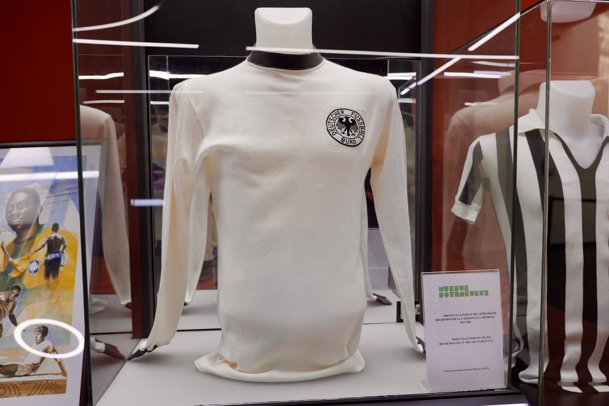 Zi specială la Muzeul Fotbalului: acces gratuit la colecția lui Mircea Lucescu » Au venit primii jucători de la FCSB