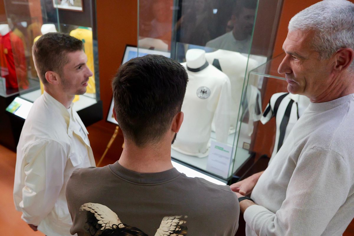 Personalitățile prezente la Muzeul Fotbalului, colecția lui Mircea Lucescu