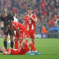 Josip Stanisic, la pământ, acuză faultul lui Antonio Rudiger trecut cu vederea de arbitrul Slavko Vincic / Foto: Imago
