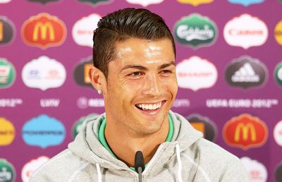 Cristiano Ronaldo, ironizat după poză postată cu pătrățelele la vedere: „E photoshopată! Parcă are sutien”