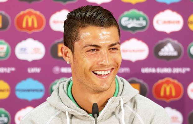 Cristiano Ronaldo, ironizat după poză postată cu pătrățelele la vedere: „E photoshopată! Parcă are sutien”