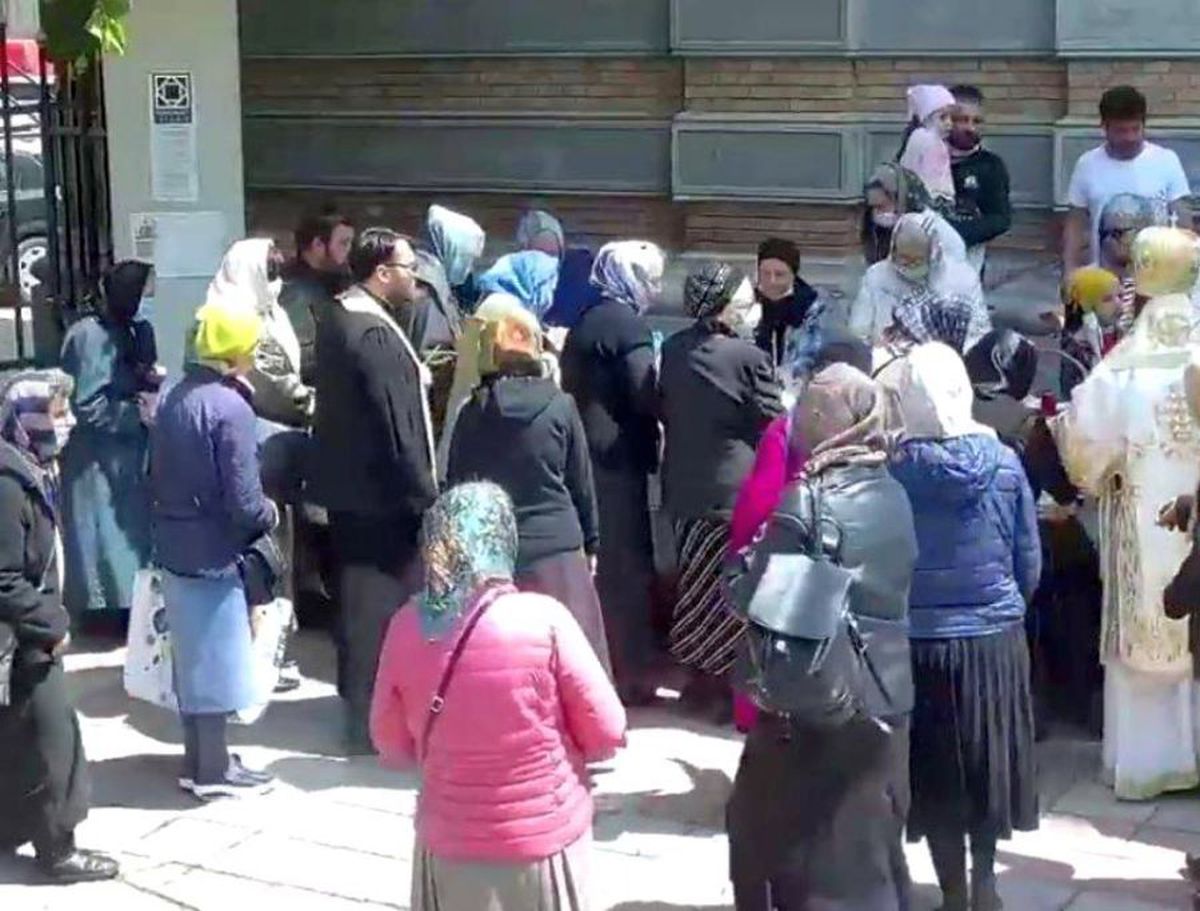 VIDEO ÎPS Teodosie a împărtășit mai multe persoane cu aceeași linguriță, inclusiv copii