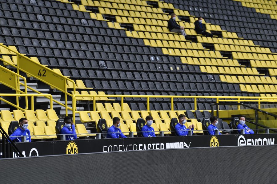 Așa arată banca de rezerve a lui Schalke // FOTO: Getty Borussia Dortmund - Schalke 04 // Imagini nemaivăzute în Bundesliga » Cum arată băncile de rezervă