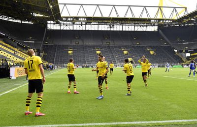 BUNDESLIGA. Cum s-au bucurat jucătorii celor de la Borussia Dortmund după goluri » Radamel Falcao este contrariat: „Există vreun motiv pentru asta?”