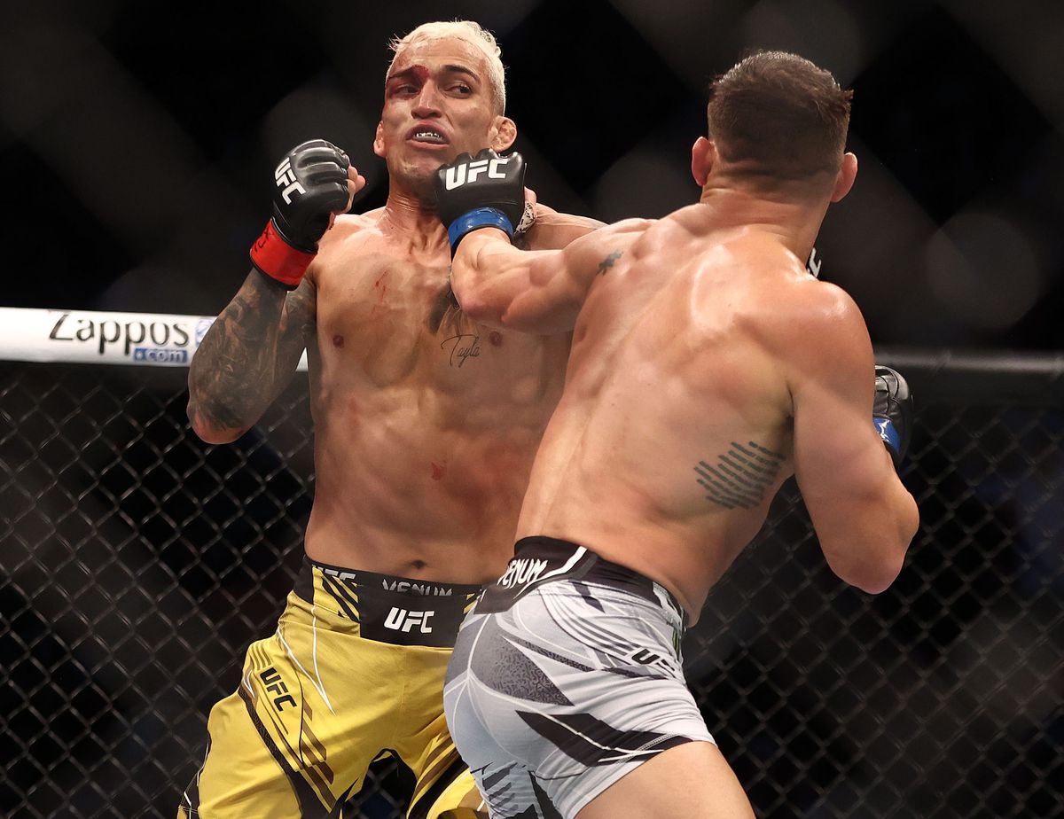 Charles Oliveira, noul campion din UFC! KO violent în meciul cu Chandler pentru centura eliberată de Nurmagomedov