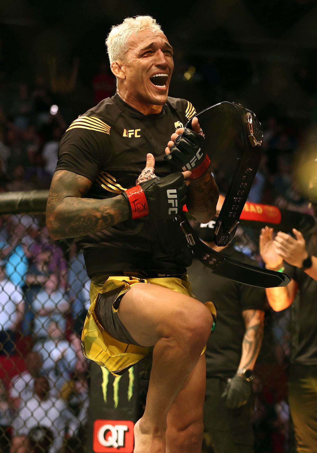 Charles Oliveira, noul campion din UFC! KO violent în meciul cu Chandler pentru centura eliberată de Nurmagomedov
