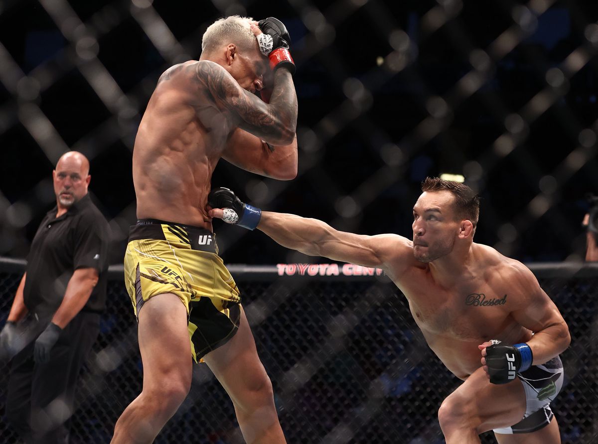 Charles Oliveira, noul campion din UFC! KO violent în meciul cu Chandler pentru centura eliberată de Nurmagomedov