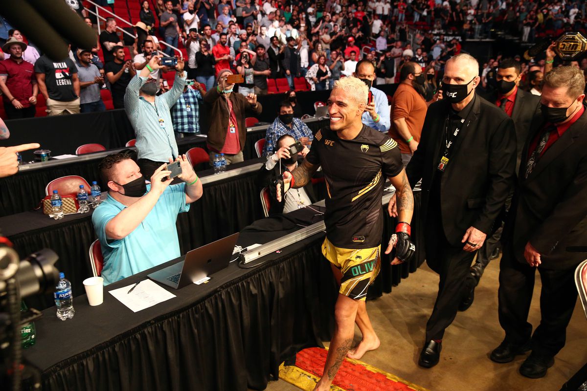 Charles Oliveira, noul campion din UFC! KO violent în meciul cu Chandler pentru centura eliberată de Nurmagomedov