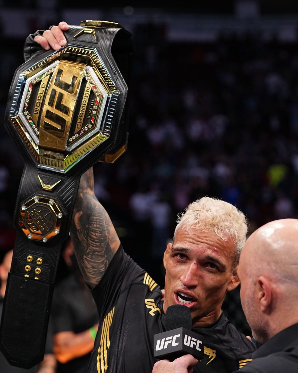 Charles Oliveira, noul campion din UFC! KO violent în meciul cu Chandler pentru centura eliberată de Nurmagomedov