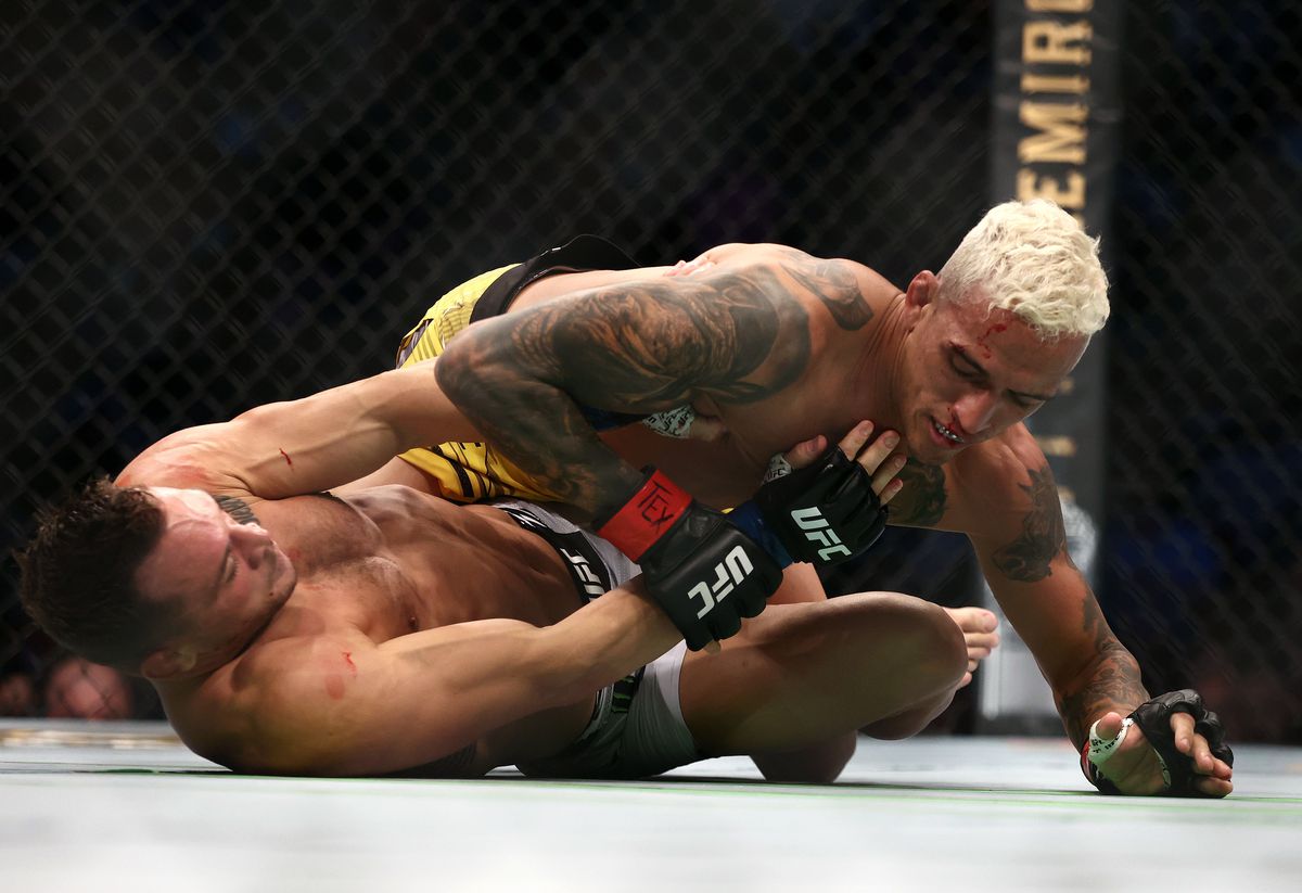Charles Oliveira, noul campion din UFC! KO violent în meciul cu Chandler pentru centura eliberată de Nurmagomedov