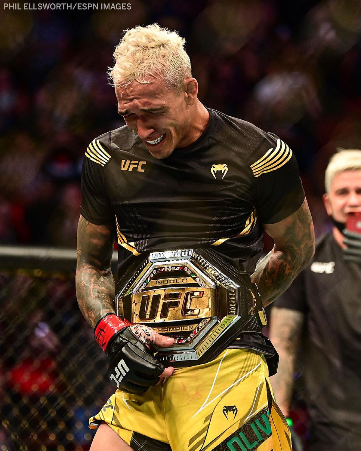 Charles Oliveira, noul campion din UFC! KO violent în meciul cu Chandler pentru centura eliberată de Nurmagomedov