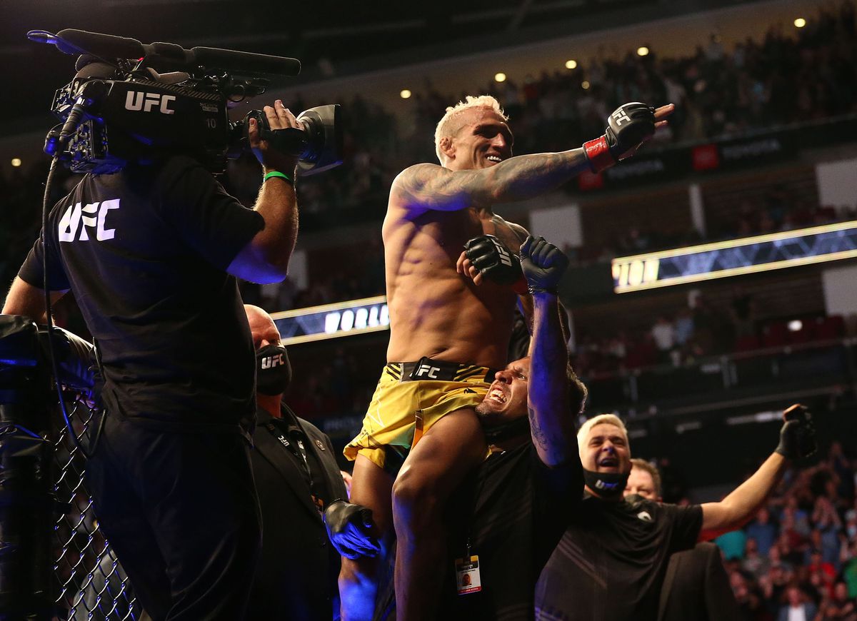 Charles Oliveira, noul campion din UFC! KO violent în meciul cu Chandler pentru centura eliberată de Nurmagomedov