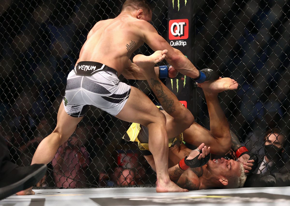 Charles Oliveira, noul campion din UFC! KO violent în meciul cu Chandler pentru centura eliberată de Nurmagomedov